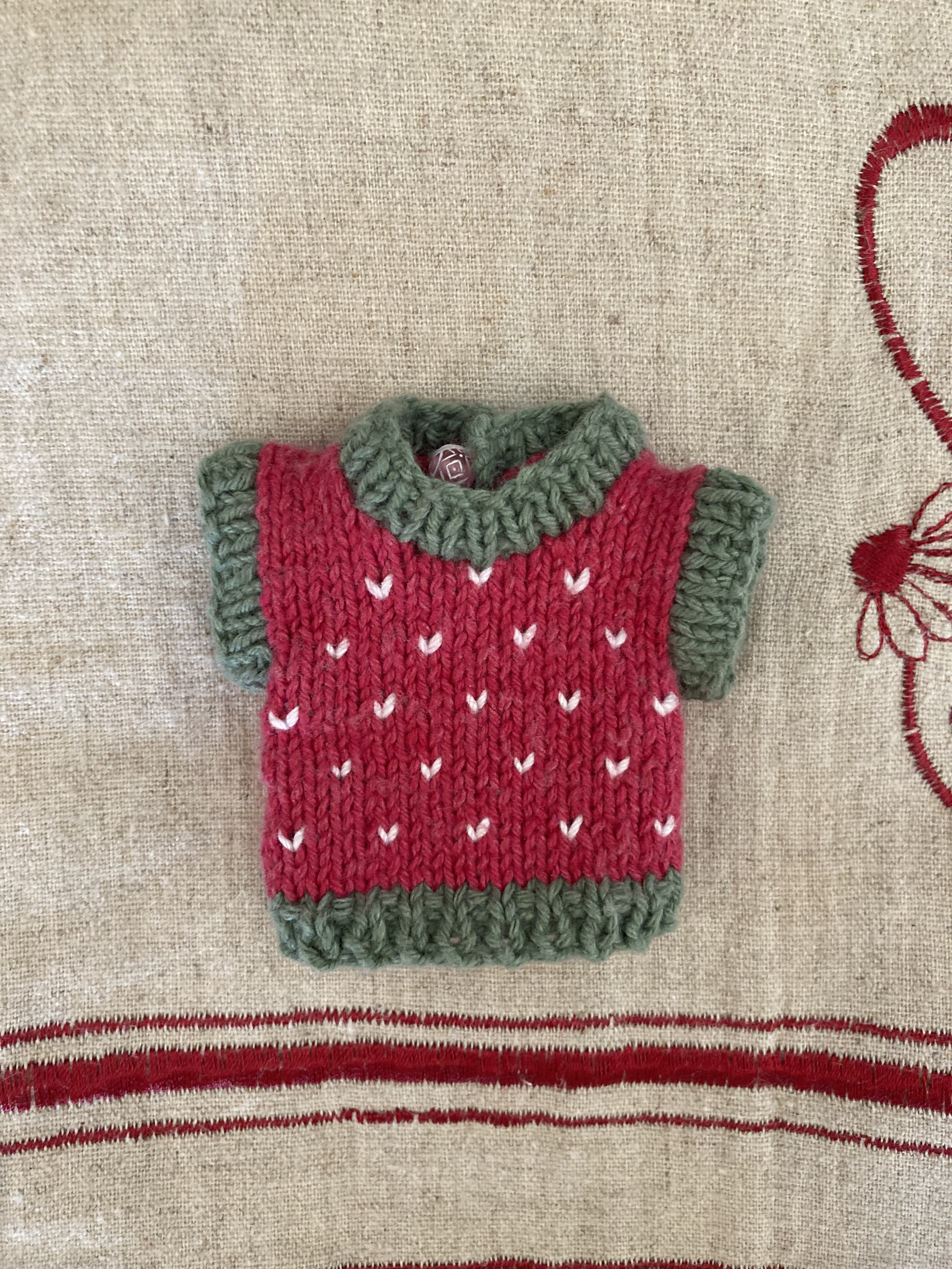 22cmドールサイズ☆いちご柄のベスト