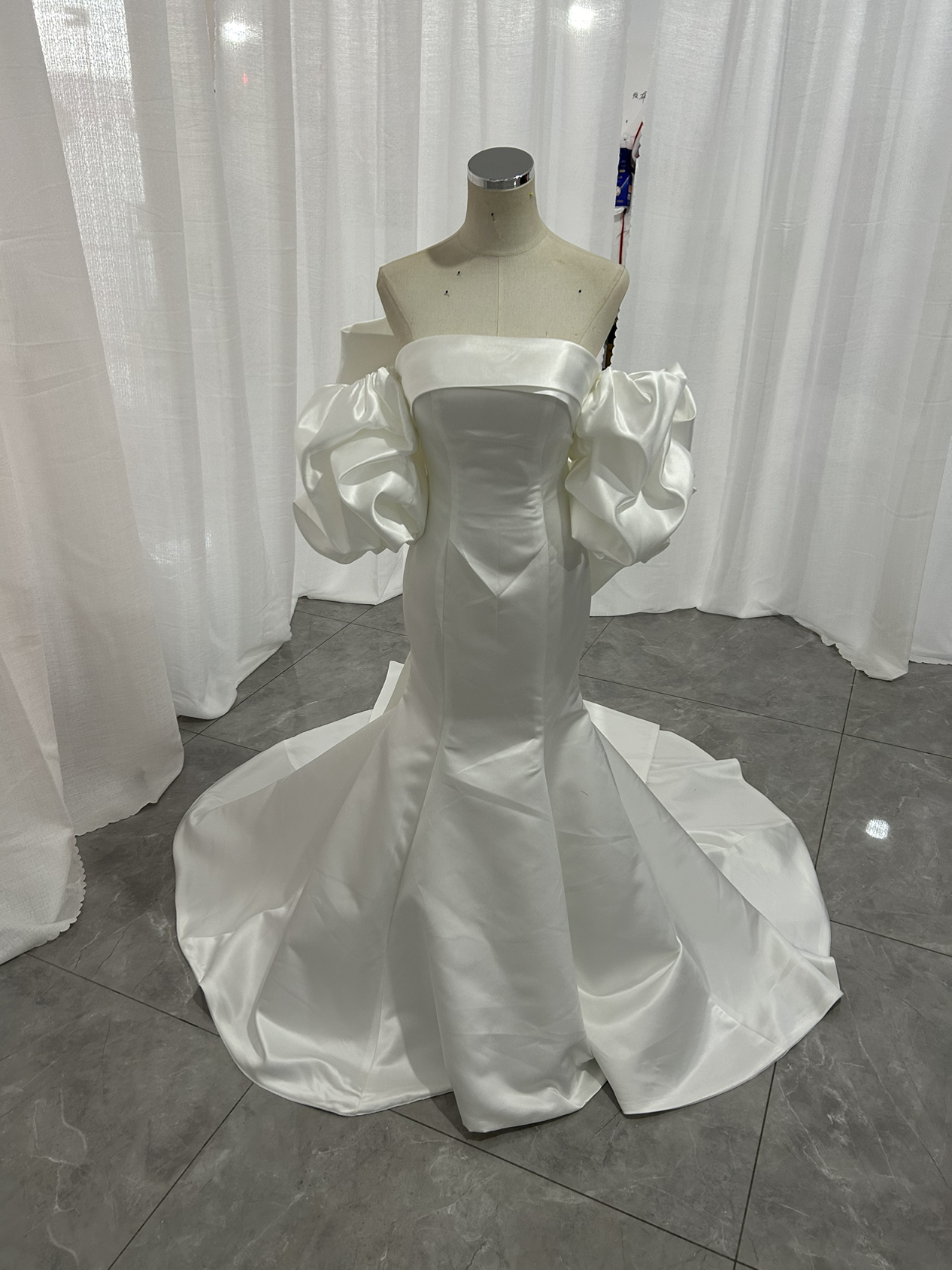 高品質！ウエディングドレス マーメイドライン ベアトップ 取り外し袖 豪華なバックリボン 結婚式