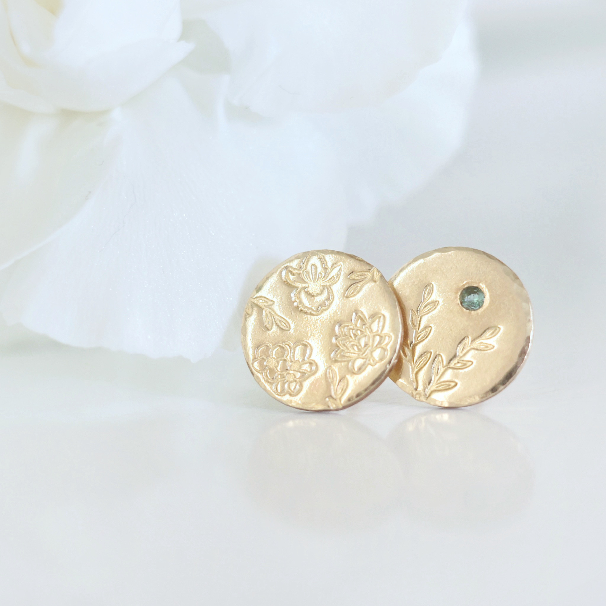 《誕生花(選べる3種)／誕生石 オリーブリーフ》 スタッドピアス コイン14kgf シンプル ご褒美ギフト エメラルド