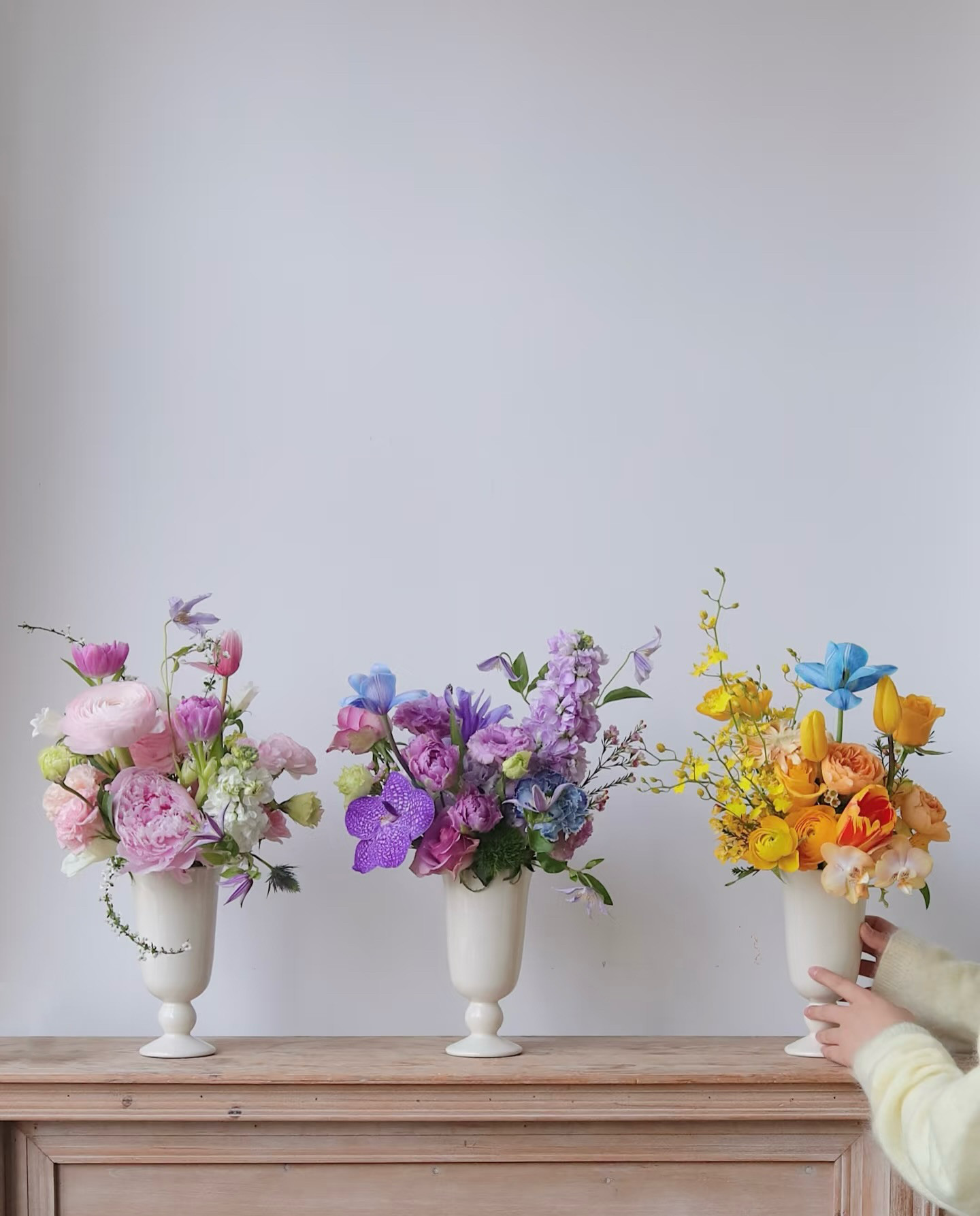 生花 母の日ギフト：感謝を込めた三色の生花アレンジメント