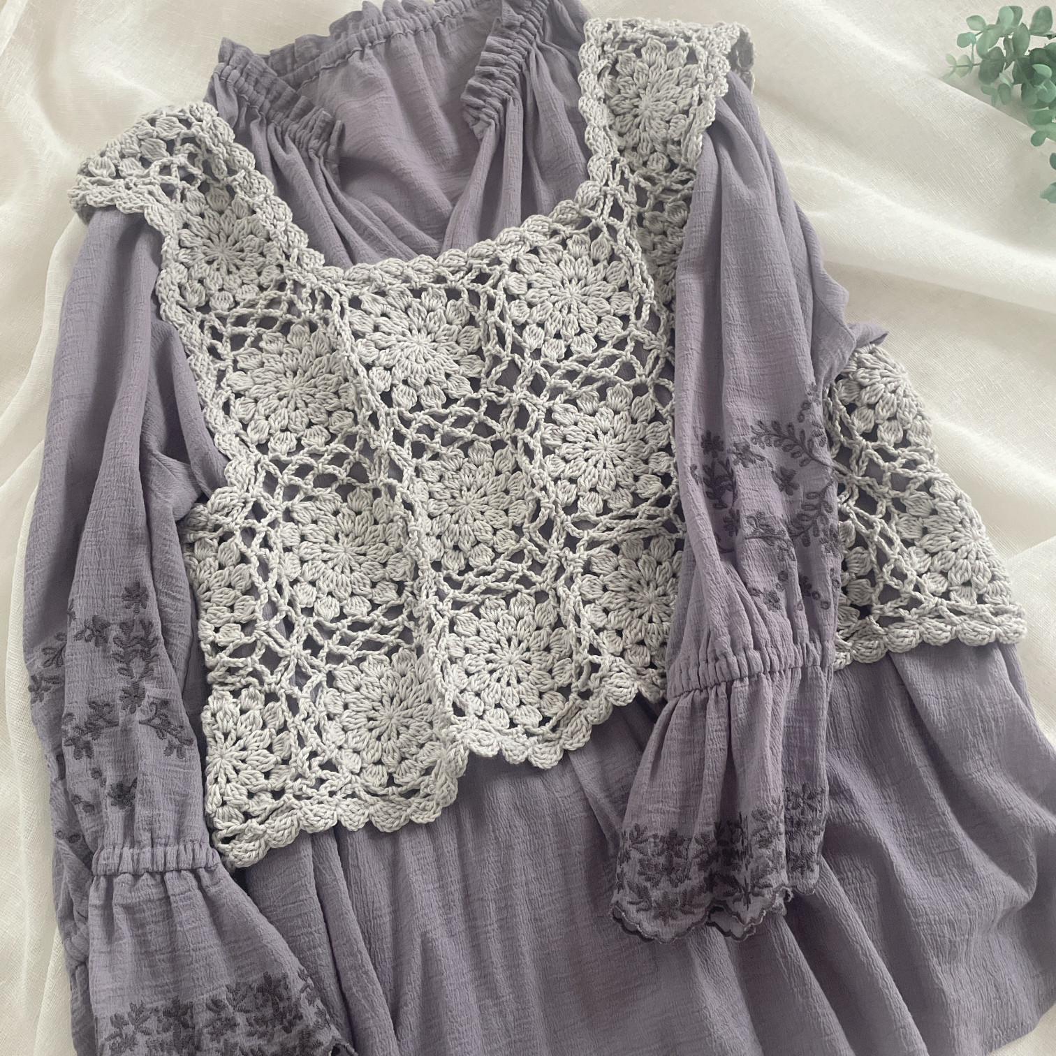 花モチーフのレーシービスチェ　ライトグレー