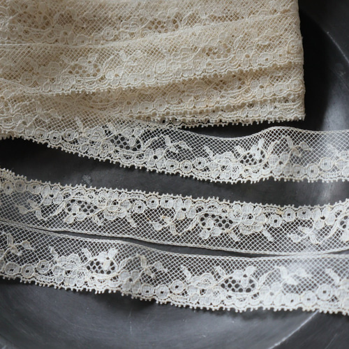 アイボリーの花模様アンティークレース　フランス soldフランス 1m アンティーク花模様レース C1009 アイボリー レース