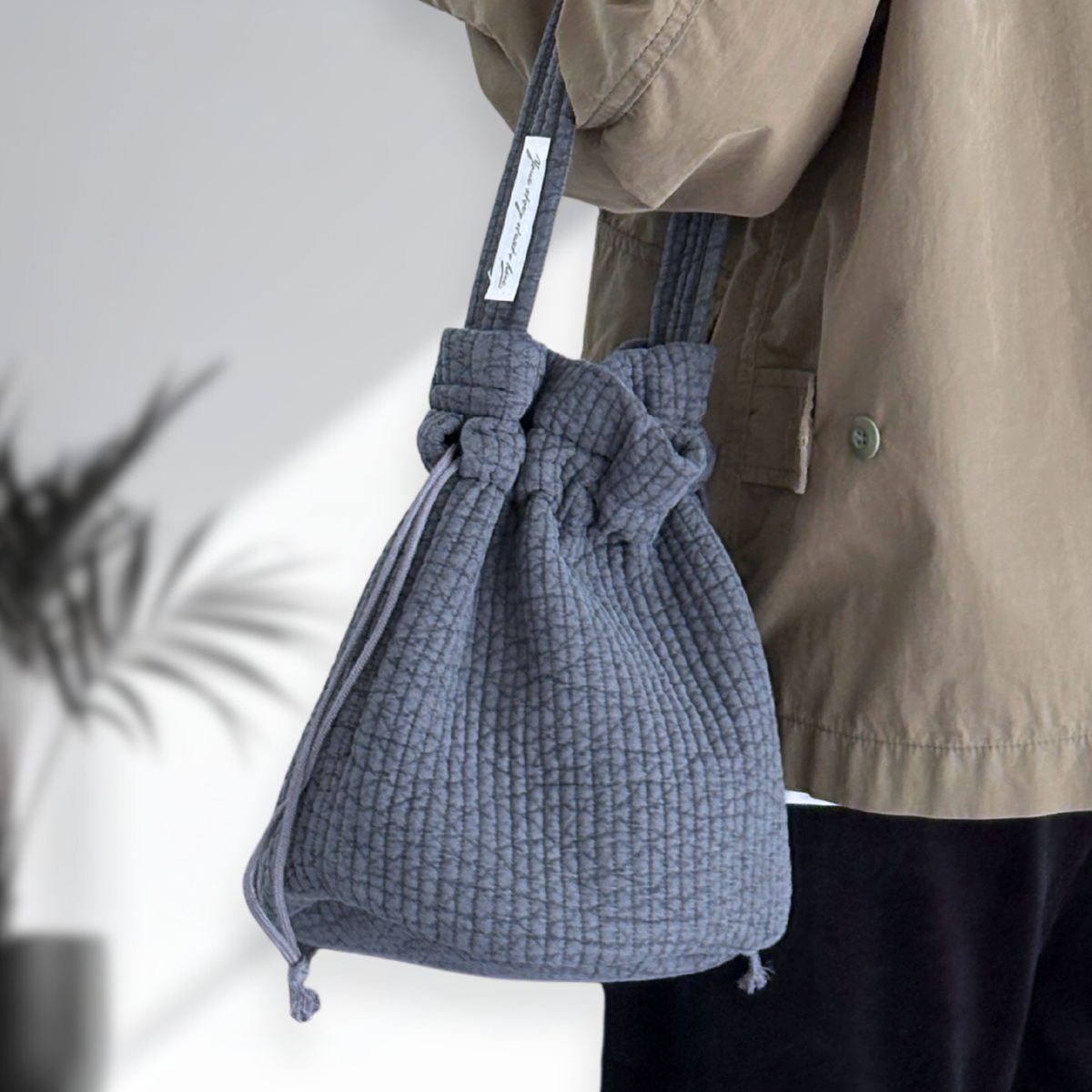 【特集掲載】ヌビ生地の軽い巾着バッグ 人と被りにくい大人の人気ハンドバッグ モノトーンキルティングバッグ ブラック黒色