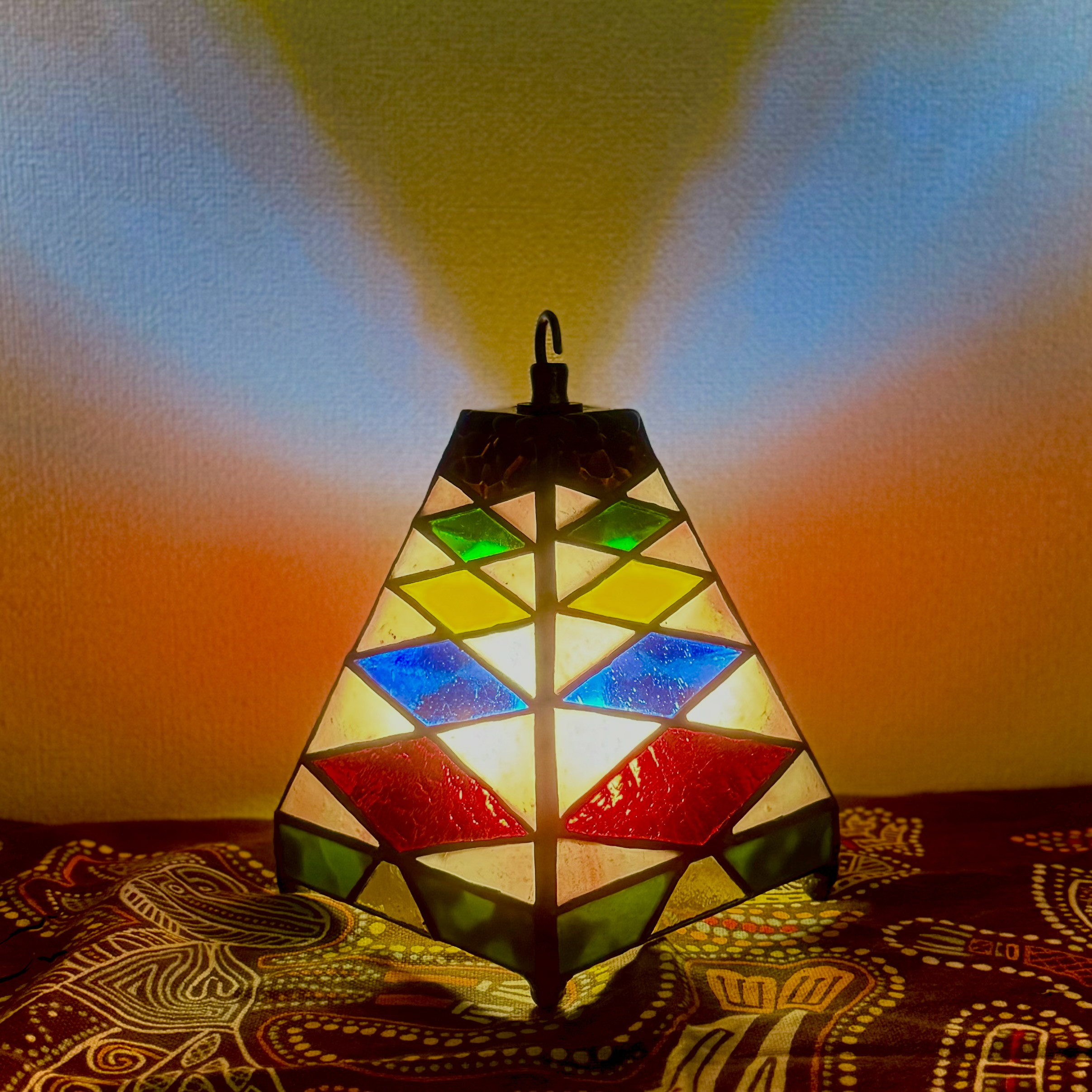 光の色を楽しむ、ランタン  ステンドグラス ランプシェード 置き型 テーブル ランプ インテリア 照明