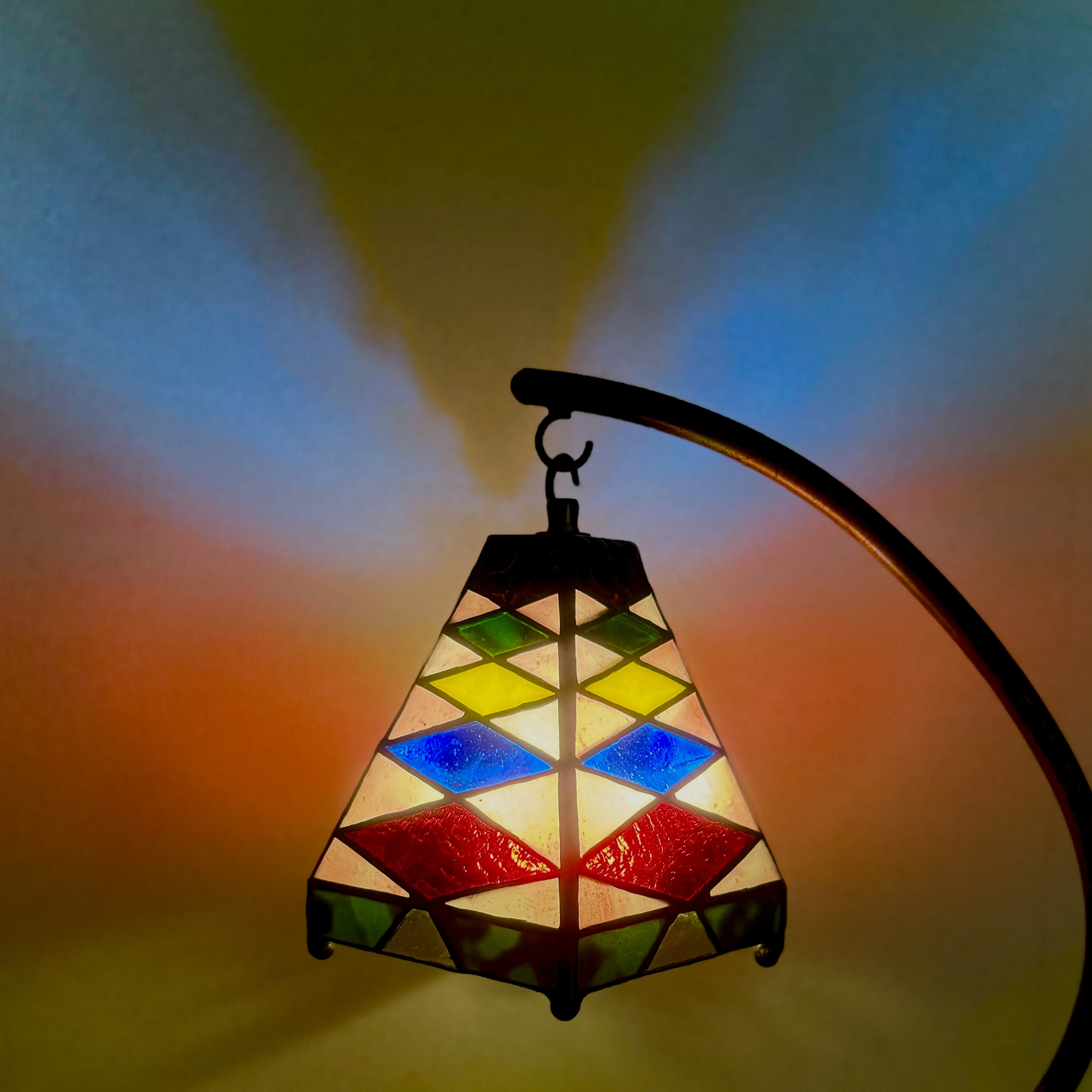 光の色を楽しむ、ランタン  ステンドグラス ランプシェード 置き型 テーブル ランプ インテリア 照明