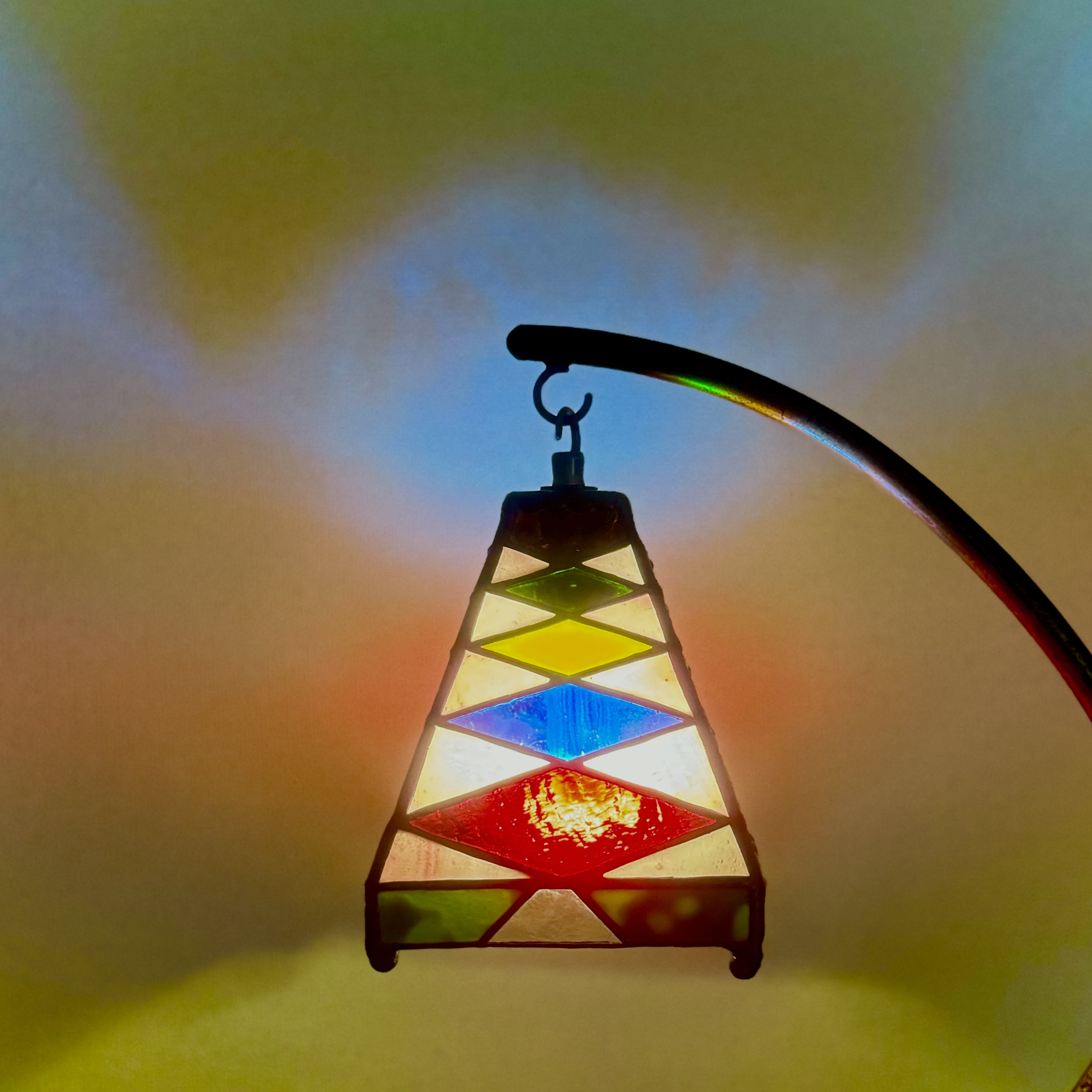 光の色を楽しむ、ランタン  ステンドグラス ランプシェード 置き型 テーブル ランプ インテリア 照明