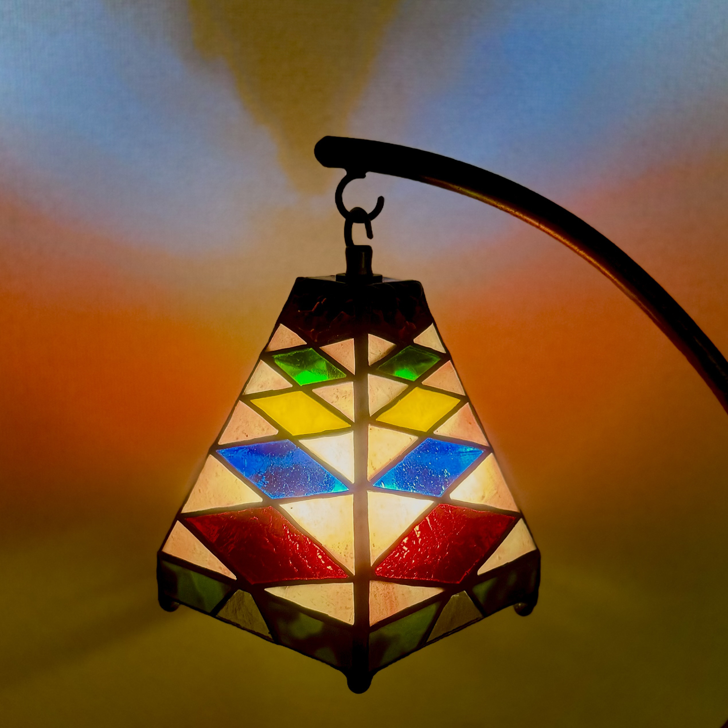 光の色を楽しむ、ランタン  ステンドグラス ランプシェード 置き型 テーブル ランプ インテリア 照明