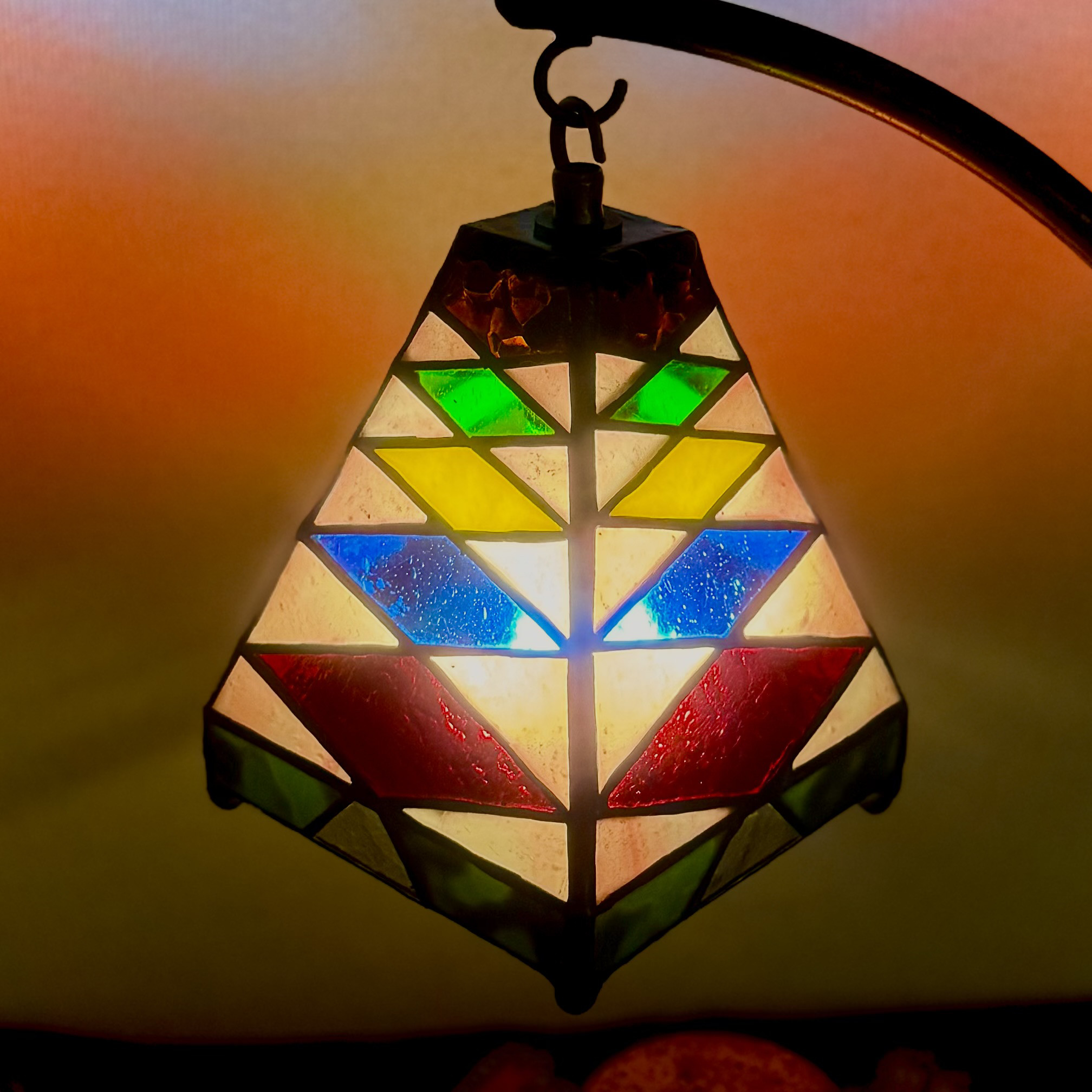 光の色を楽しむ、ランタン  ステンドグラス ランプシェード 置き型 テーブル ランプ インテリア 照明