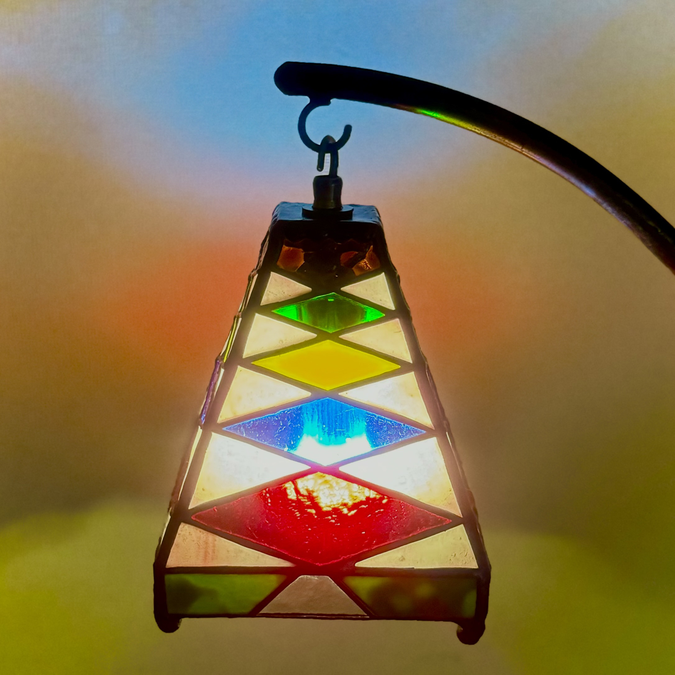 光の色を楽しむ、ランタン  ステンドグラス ランプシェード 置き型 テーブル ランプ インテリア 照明