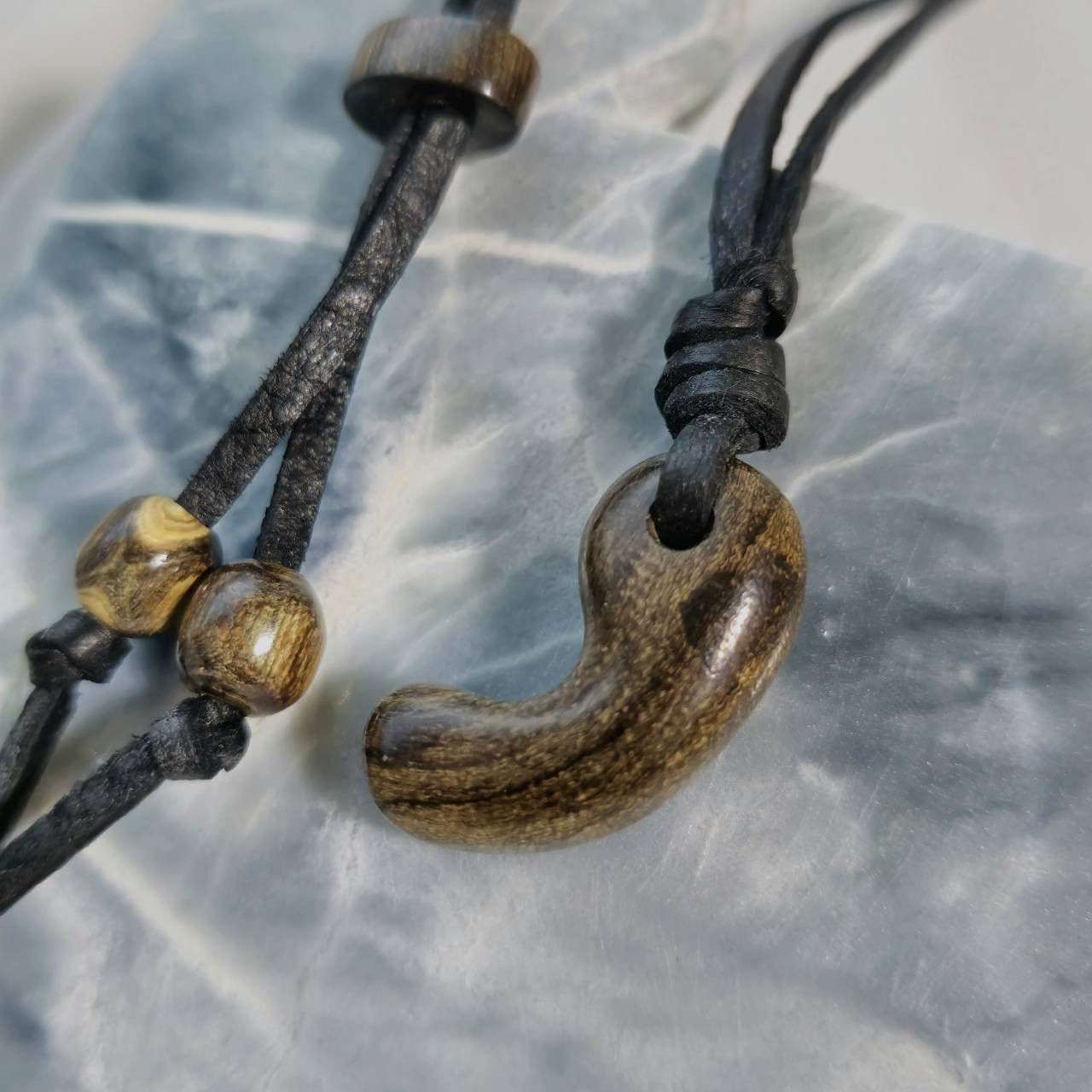 虹彩珊瑚の勾玉ペンダント