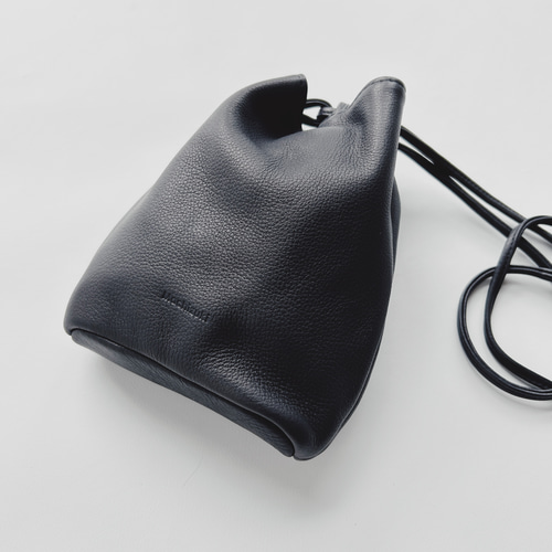 ゲンテン　黒のレザードローストリングバッグ　巾着　ショルダー genten（ゲンテン）の「gentenドローストリングバッグ