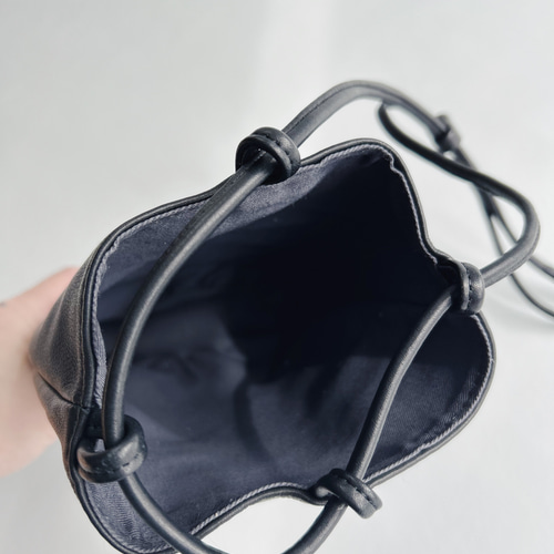 ショット巾着レザードローストリングバッグ ショルダーSchott ブラック ショット巾着レザードローストリングバッグ ショルダーSchott