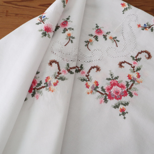 【未使用】バラの刺繍 ヴンテージテーブルクロス　リメイクパンツ　高身長さんにも！ 未使用】バラの刺繍 ヴンテージテーブルクロス リメイクパンツ
