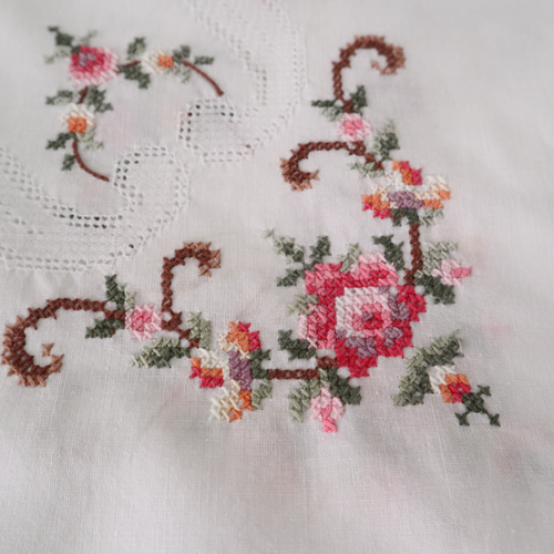 フランスの手仕事/繊細なバラや小花のクロスステッチ手刺繍 テーブル