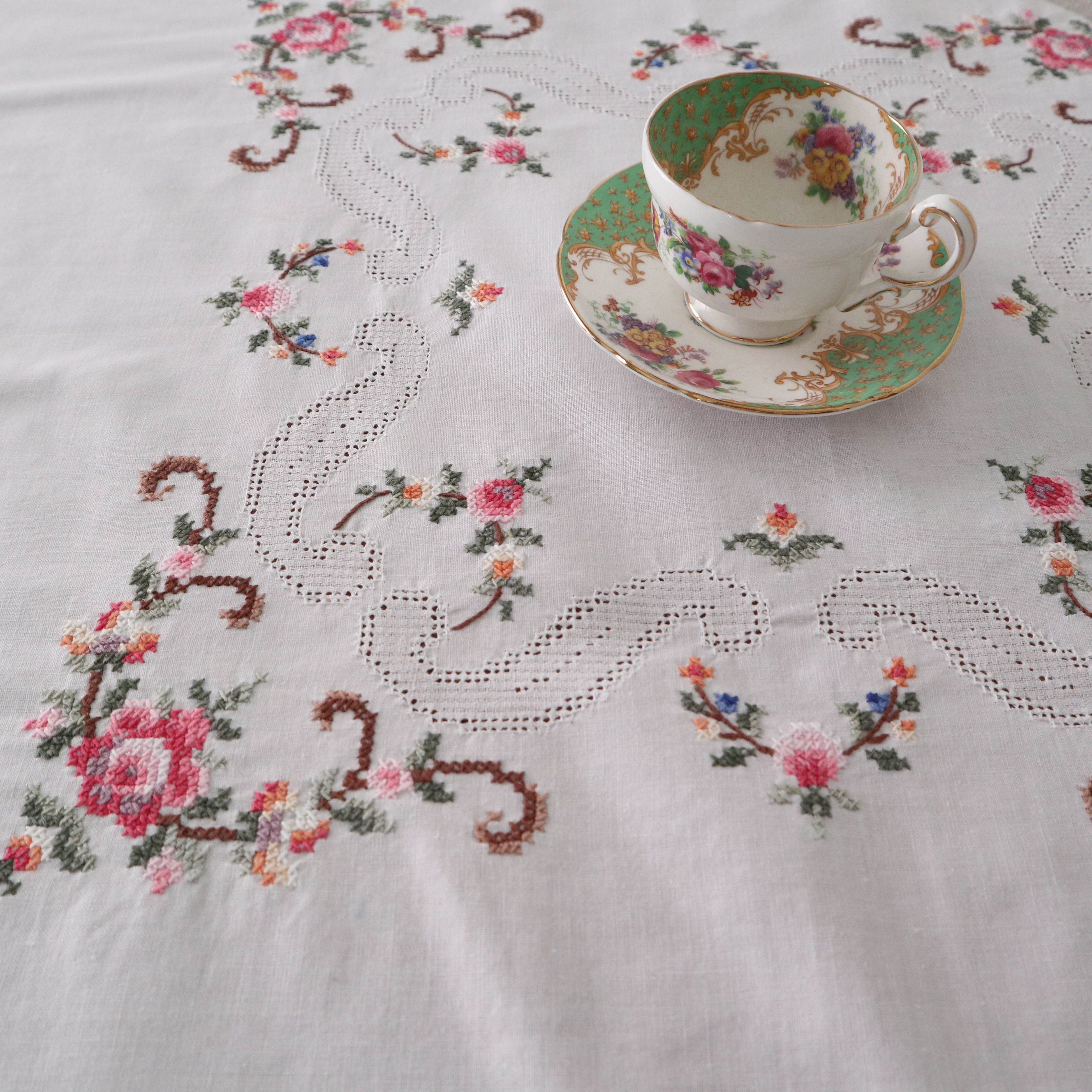 フランスの手仕事/繊細なバラや小花のクロスステッチ手刺繍 テーブルクロス (ヴィンテージ リメイク素材)