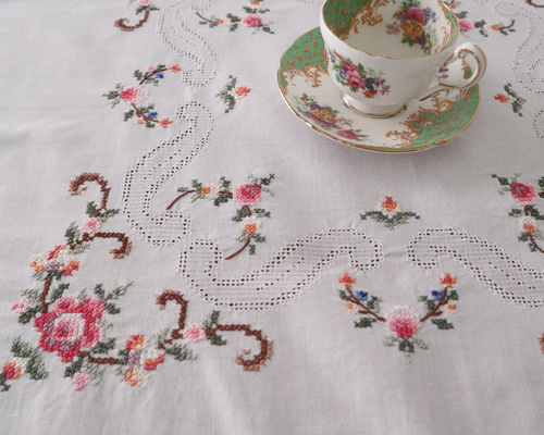 フランスの手仕事/繊細なバラや小花のクロスステッチ手刺繍 テーブル