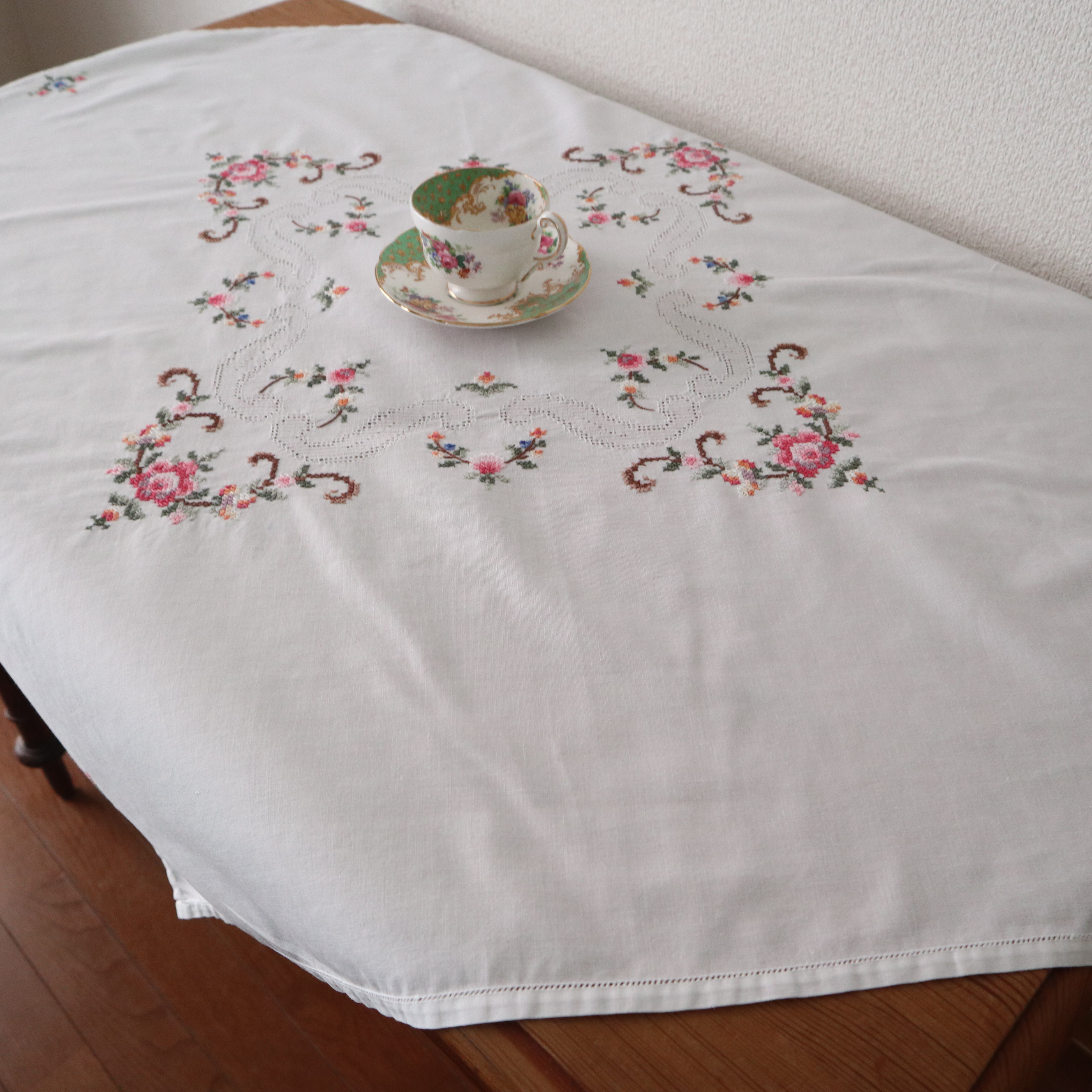 フランスの手仕事/繊細なバラや小花のクロスステッチ手刺繍