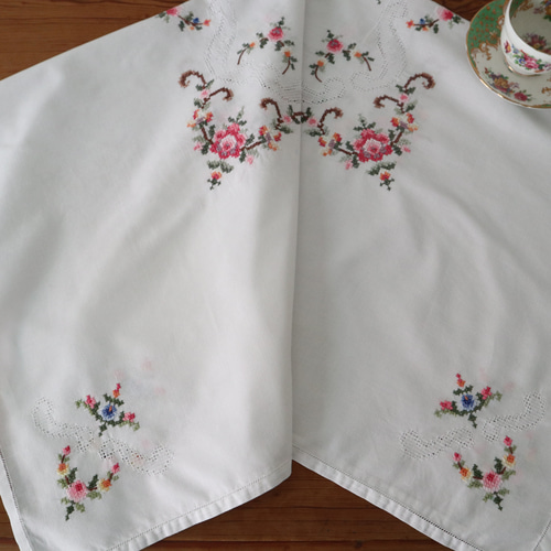 フランスの手仕事/繊細なバラや小花のクロスステッチ手刺繍 テーブル