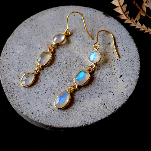 9/30まで出品⭐︎ MHT レインボームーンストーン　ピアス 楽天市場】レインボームーンストーン 大粒 プレーン ピアス 虹色