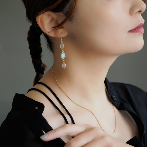 drop 天然石 レインボームーンストーン ロング ピアス / イヤリング 虹