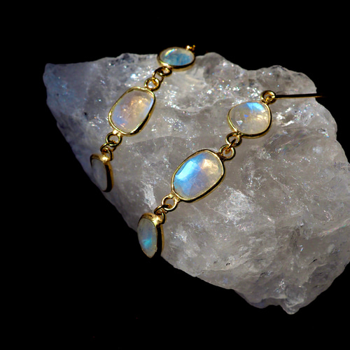 drop 天然石 レインボームーンストーン ロング ピアス / イヤリング 虹