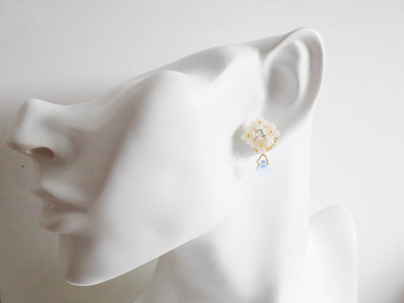 [再次上架] 白色繡球花珍珠和寶石耳環/耳環 第3張的照片