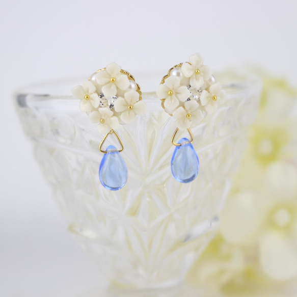 [再次上架] 白色繡球花珍珠和寶石耳環/耳環 第2張的照片