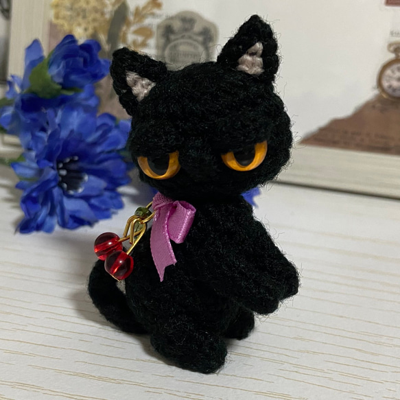 選べるリボンぺったんこやさぐれ黒猫あみぐるみ【受注製作品】 1枚目の画像