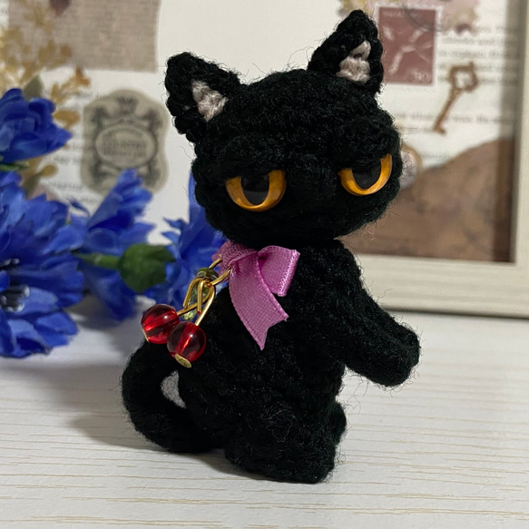 選べるリボンぺったんこやさぐれ黒猫あみぐるみ【受注製作品】 5枚目の画像