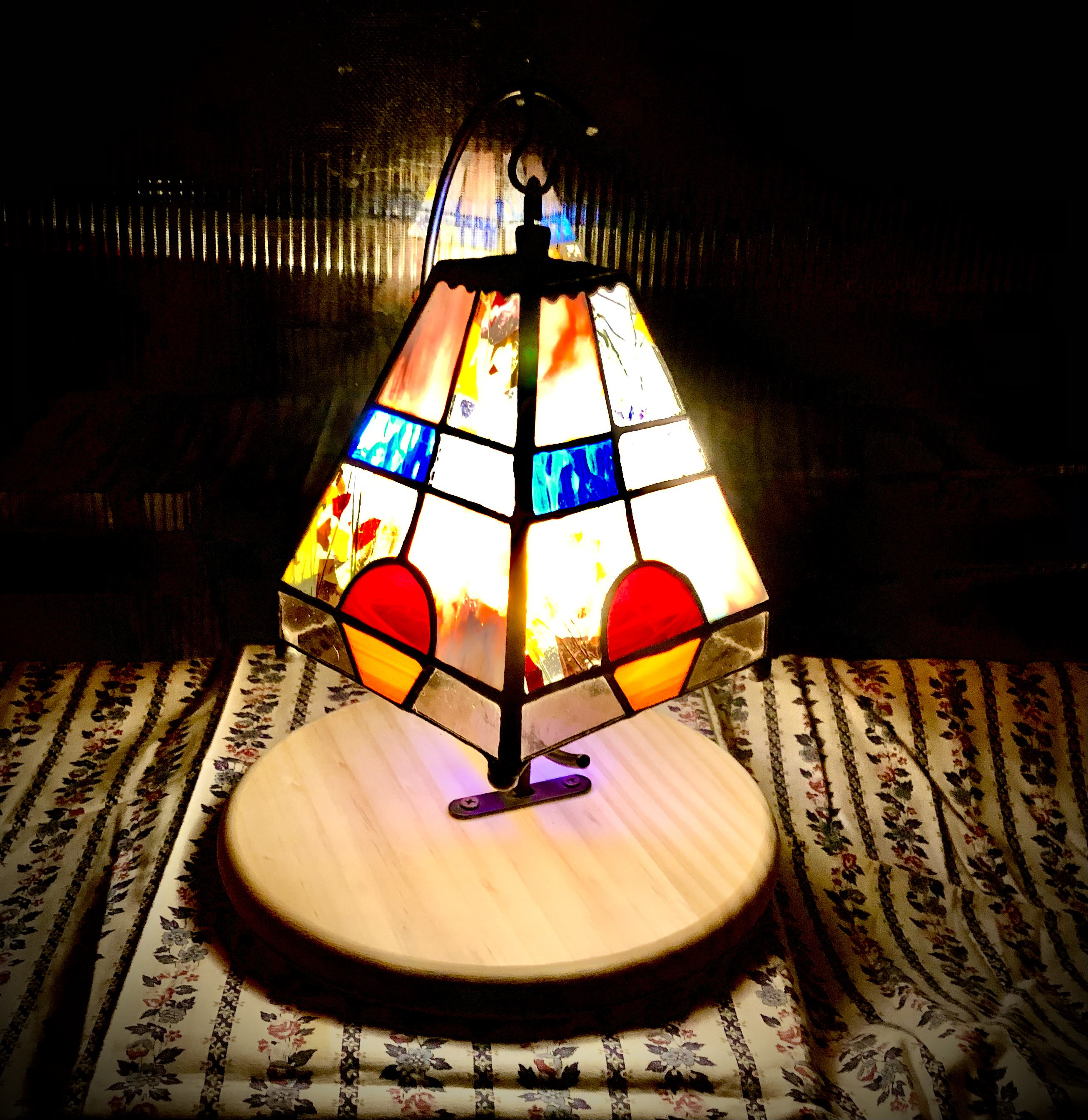 光の色を楽しむ、ランタン  ステンドグラス ランプシェード 置き型 テーブル ランプ インテリア 照明