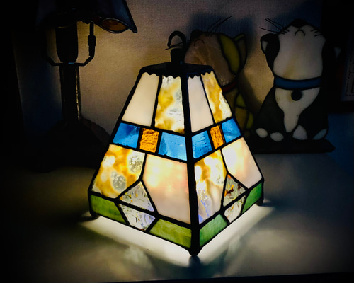 ☆ステンドグラスの光がお部屋を灯す　卓上照明　ナイトランプ テーブルランプ フラワー おしゃれ ステンドグラス LED ライト お花