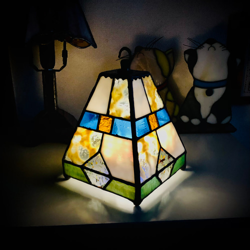 光の色を楽しむ、ランタン ステンドグラス ランプシェード 置き型