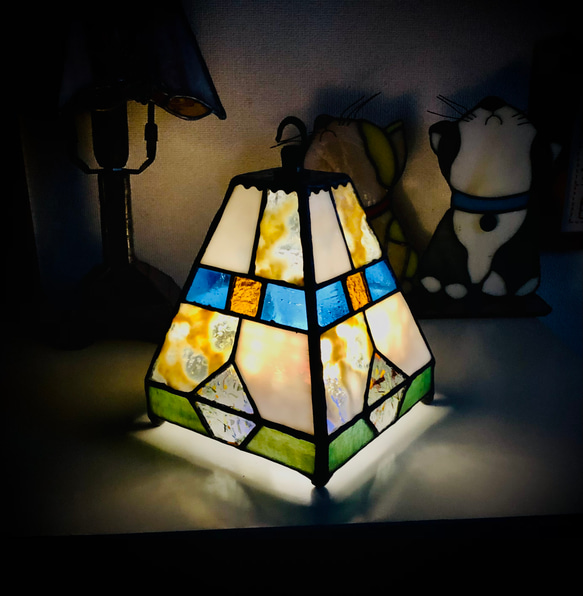光の色を楽しむ、ランタン ステンドグラス ランプシェード 置き
