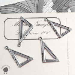 チャーム・三角定規のチャーム アンティークシルバー 30x17mm [2個セット] 1枚目の画像
