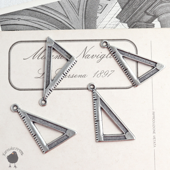 チャーム・三角定規のチャーム アンティークシルバー 30x17mm [2個セット] 1枚目の画像