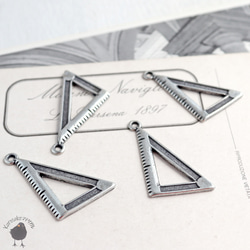 チャーム・三角定規のチャーム アンティークシルバー 30x17mm [2個セット] 2枚目の画像