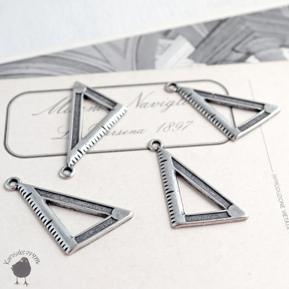 チャーム・三角定規のチャーム アンティークシルバー 30x17mm [2個セット] 2枚目の画像