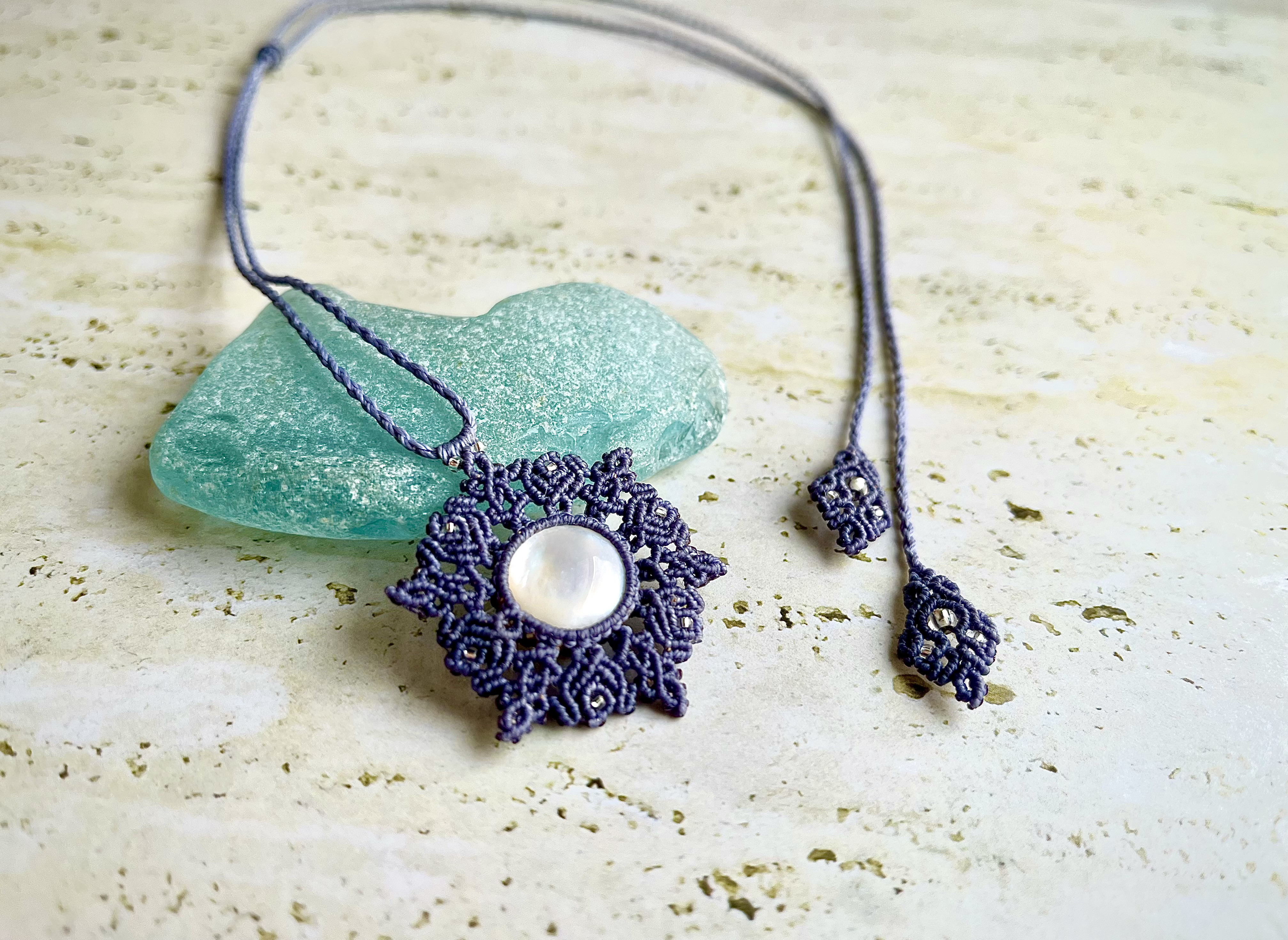 白蝶貝のマクラメペンダント