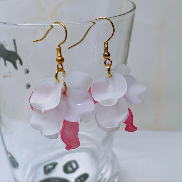 011】ハンドメイド 花びらピアス ホワイト×マゼンダ ピアス イヤリング