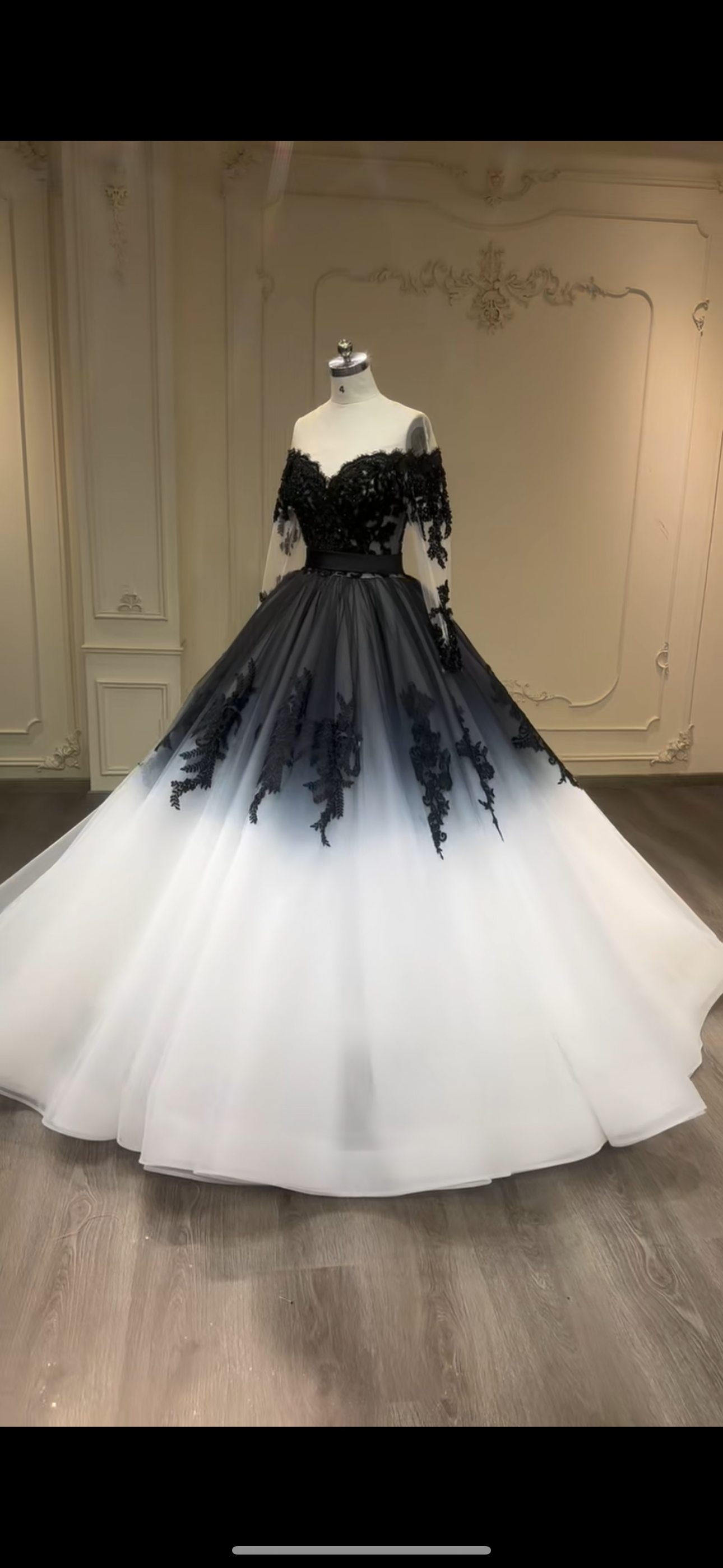 見逃さない！グラディーション　ブラック・ホワイト　オフショルダー　二の腕を隠せる繊細なレース　エレガントなシルエット挙式