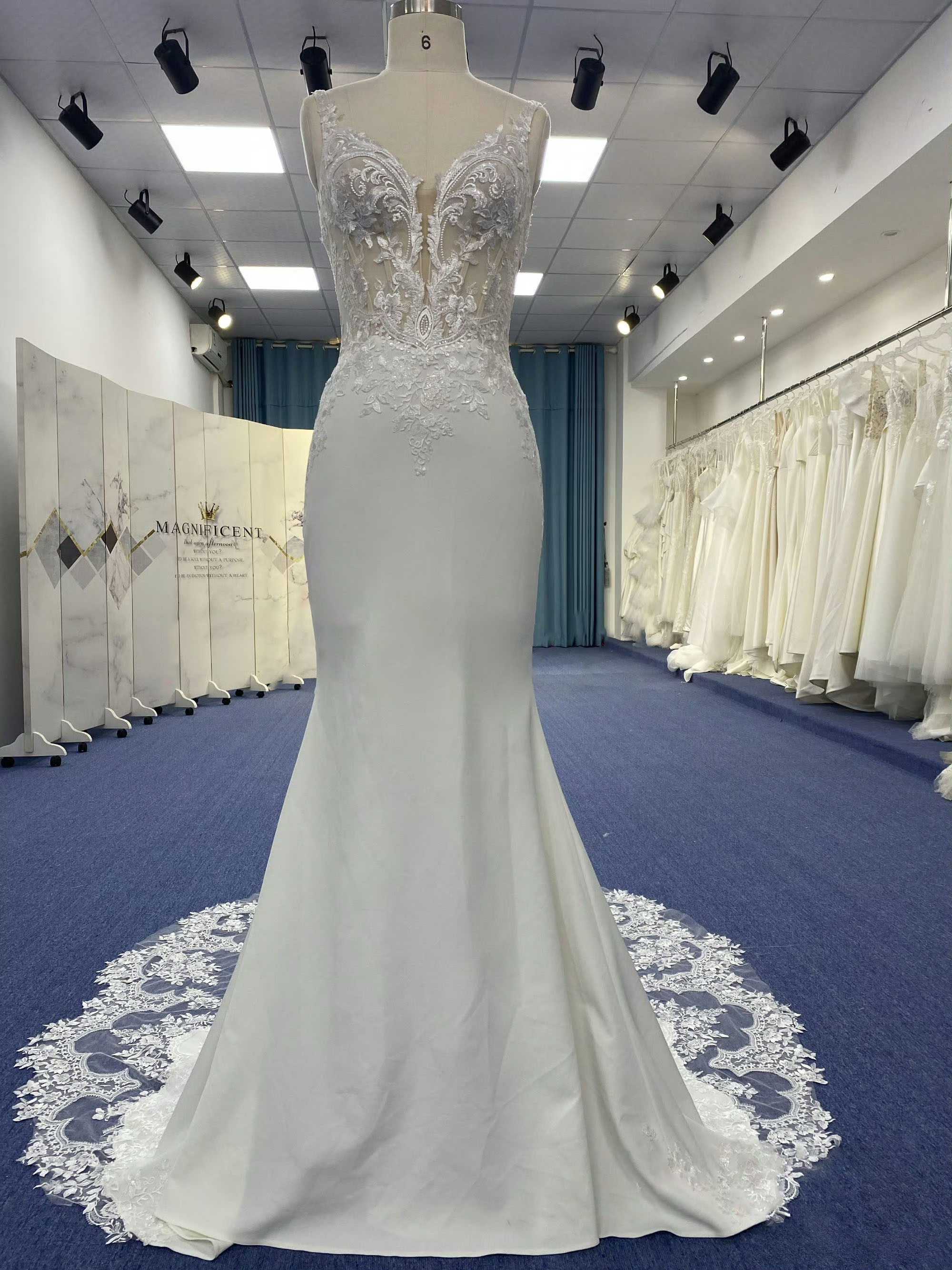 憧れのドレス　ウェディングドレス　クラシカり　白　タイトスカート　優雅　レーススカート　フランス刺繍　前撮りブライダル