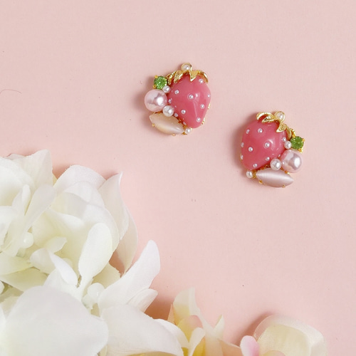 ☆545❤️ いちご　苺ハート　花　ピアス　イヤリング ☆545❤️ いちご 苺ハート 花 ピアス イヤリング