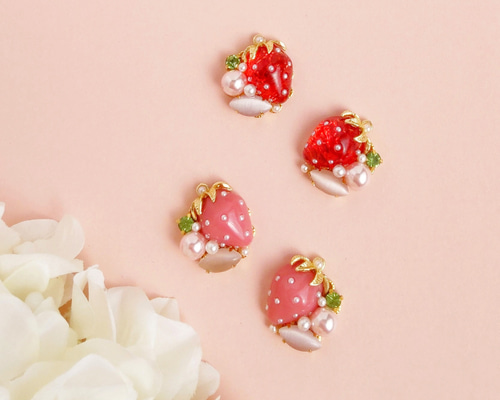 ハンドメイド いちごがゆらり ❤︎ ビジュー ピアス ♡ 77441a80b0872554b5192d2ba425db