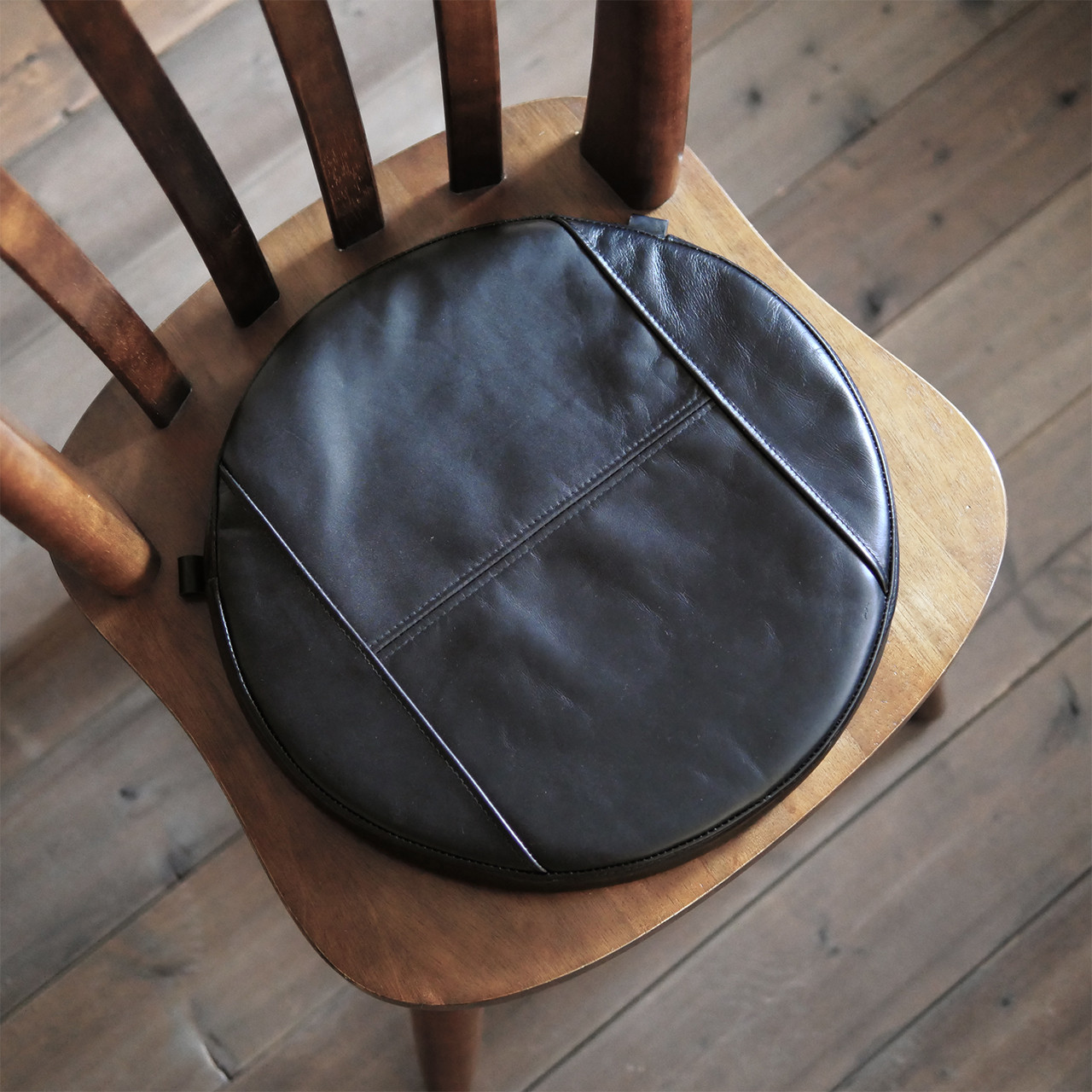 椅子用クッション(本革K2-2)-丸いチェアパッド・ウィンザーチェア用円形座布団・紐タブ付き