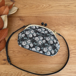 あめ玉がま口ショルダーバッグ：ローズ（ブルーグレー）コットンリネン 6枚目の画像