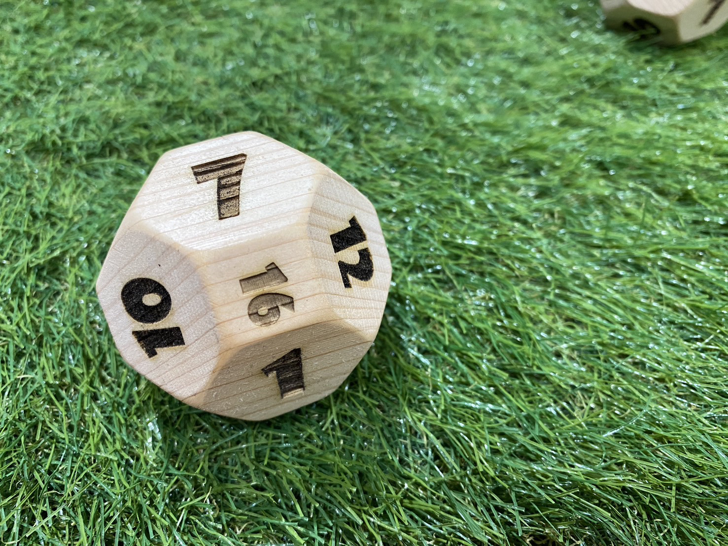 ヒノキのサイコロ２個セット 5cm ✕ 5cm　視力の低い方も手触りで読める HOLZ FRANK(ホルツ フランク) さいころ 25mm 生活日用品雑貨