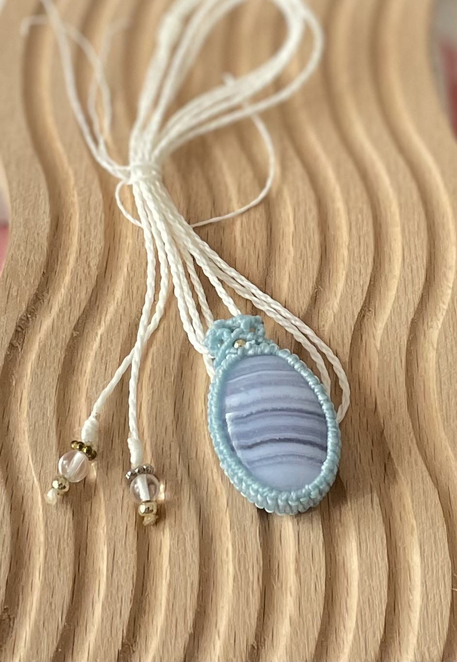 〜心の波を穏やかにする、やさしさのいし〜【ブルーレースアゲート】マクラメネックレス