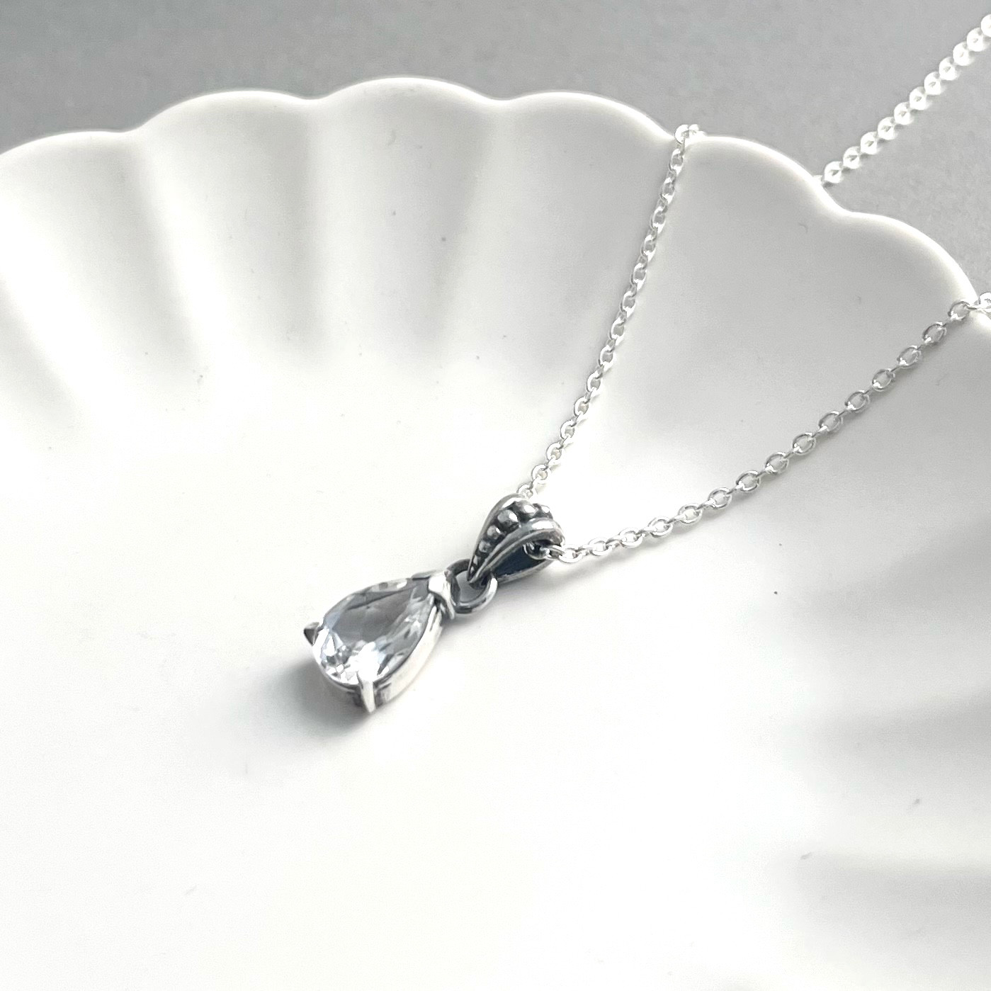 クリスタル　ティアドロップ　アンティーク調　ネックレス　シルバー925　チェーン40㎝