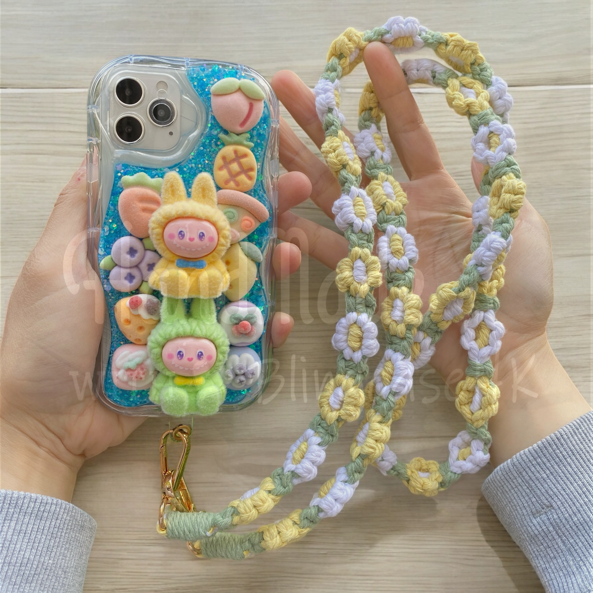 可愛い Labubu ぬいぐるみ ケーキ キラキラ 青 樹脂 花柄の編み込みストラップ iPhone 全機種対応 ケース