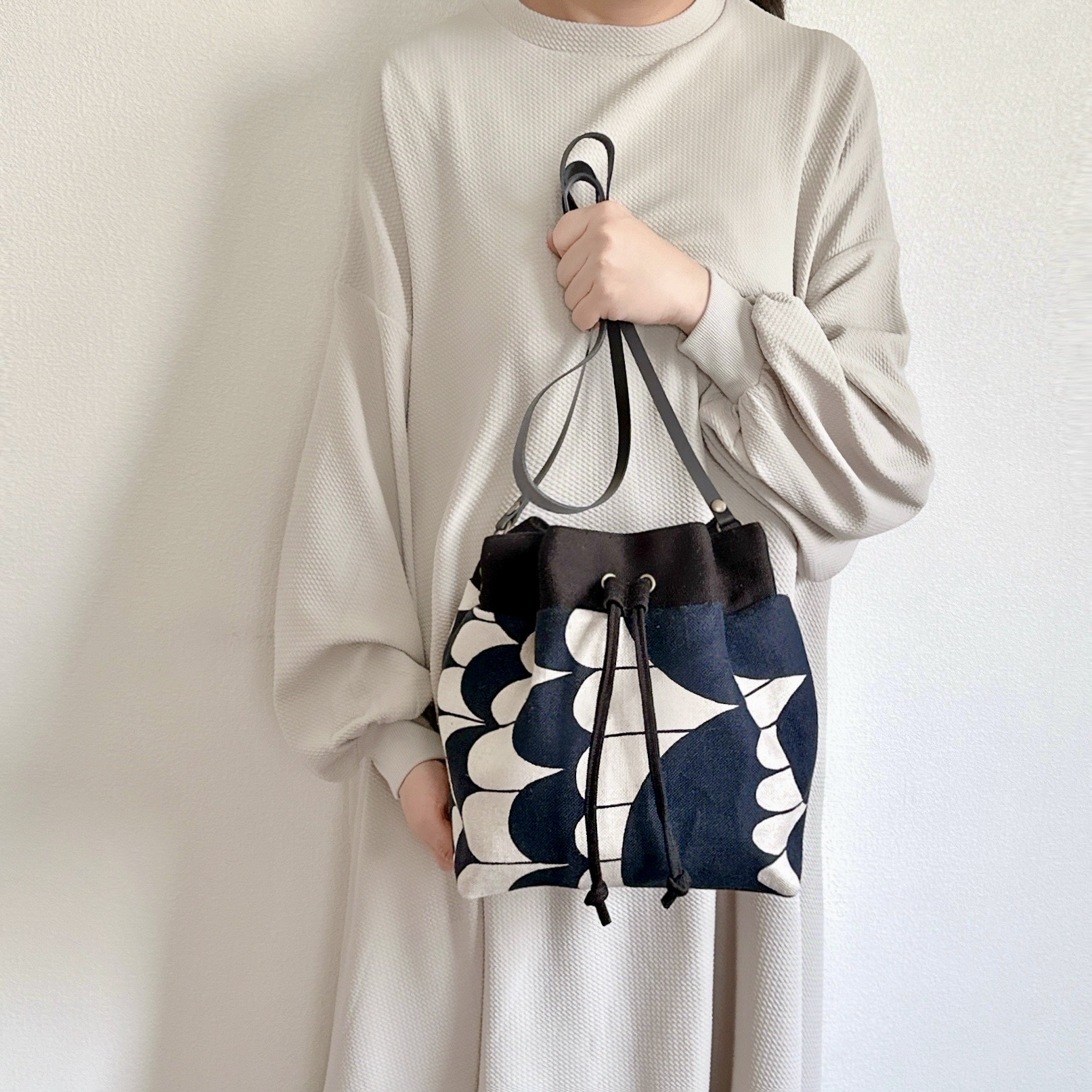 ミナペルホネン/sea lace生地と帆布の巾着バッグ【選べる2サイズ】ベージュ×ブラック